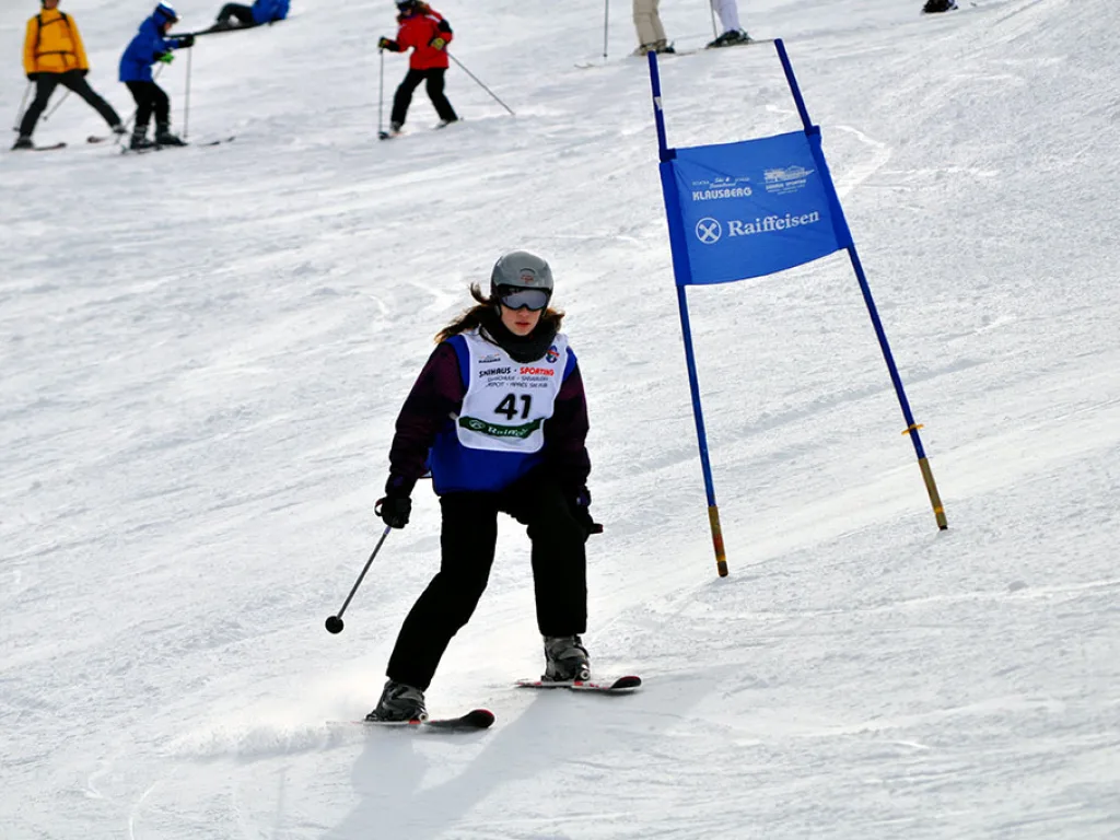 Skifahrerin mit Startnummer 41 zwischen den Toren.